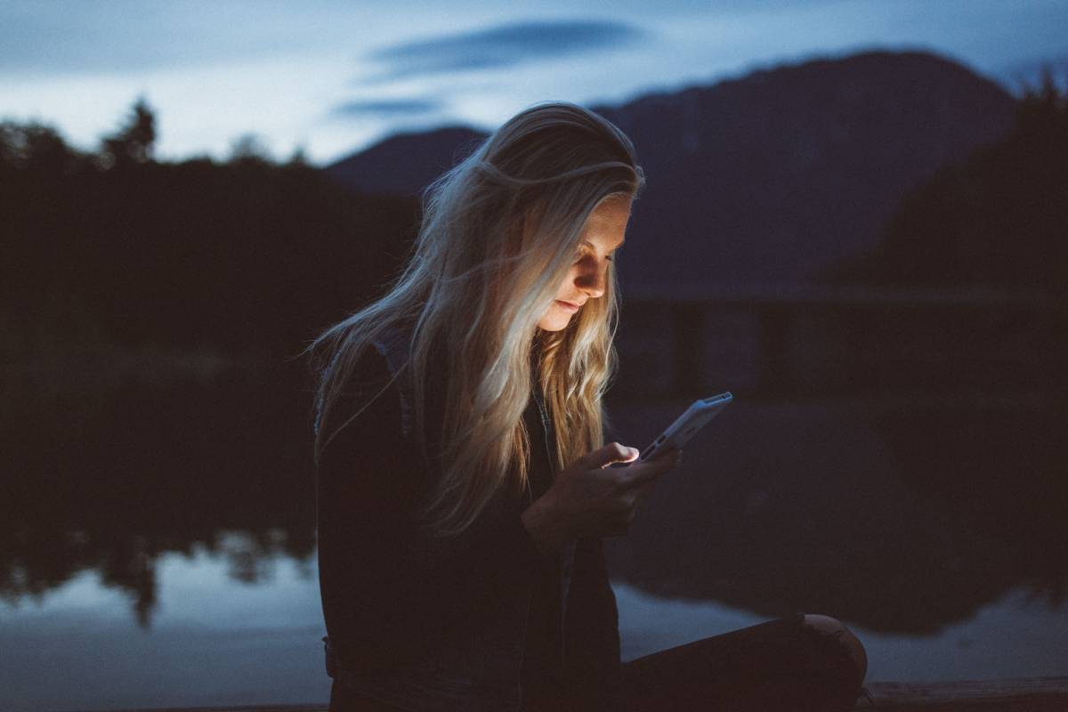 woman-using-phone-in-the-dark